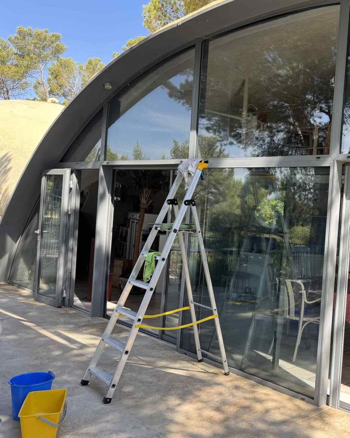 Un nettoyage impeccable pour toutes vos surfaces vitrées, même en hauteur.